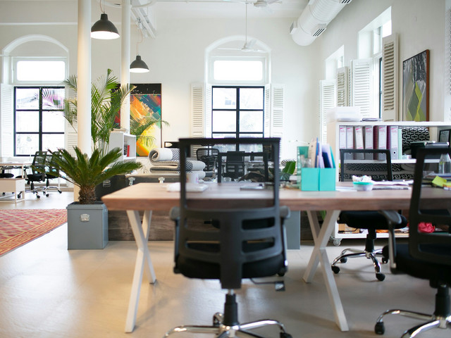 Ein aufgeräumter Schreibtisch für eine gute Büroorganisation